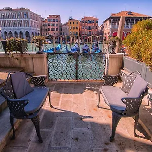 grimaldi-apartments-hermitage-canal-grande-view.hotelslidodijesolo.com/